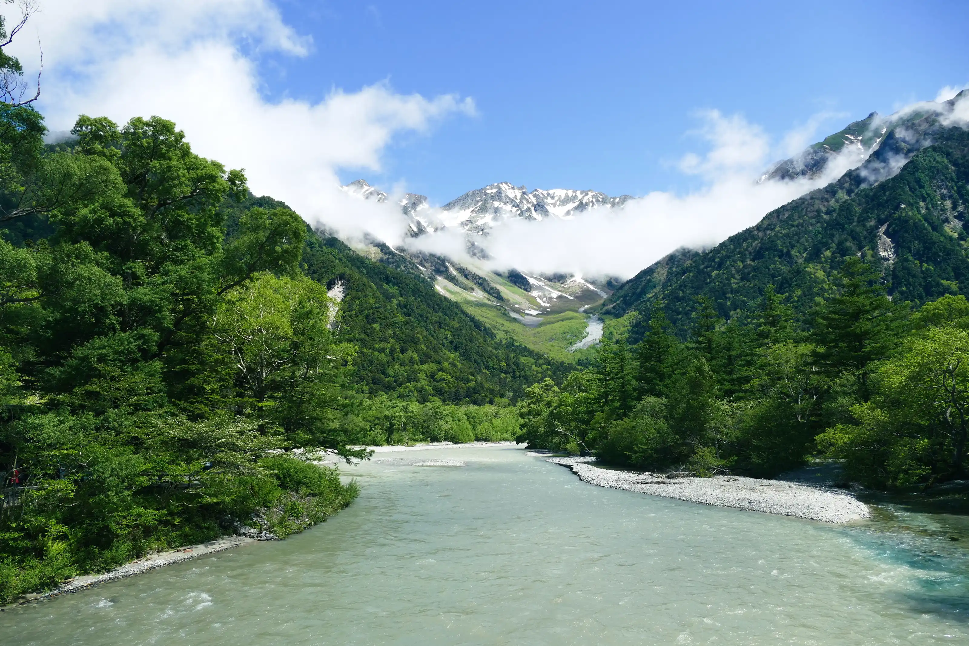 上高地梓川蜿蜒山谷的湛蓝溪流